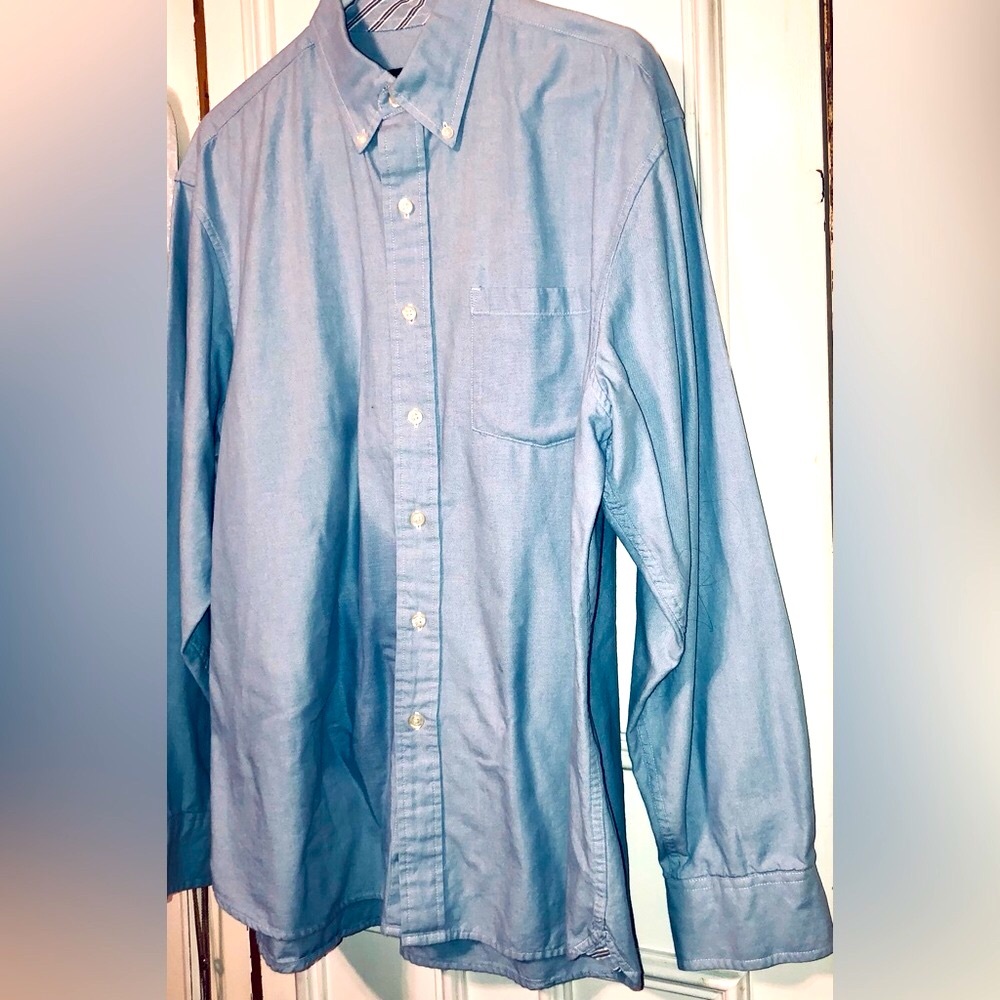 IZOD Blue Long Sleeve Dress Shirt Men’s size Large w cuff Strips Cotton